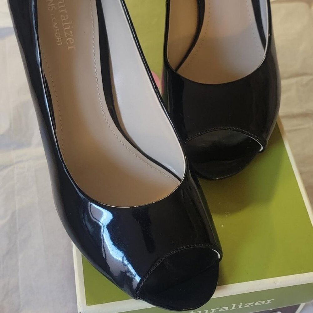 WORN ONCE -Naturalizer Carmen, Black Shiny, B6390S5003, Peep Toe Pumps, Size 8